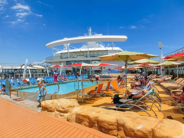 卡纳维拉角, 美国-2018年4月30日: 上层甲板与儿童游泳池在巡航班轮或船舶绿洲海洋由皇家加勒比 — 图库照片