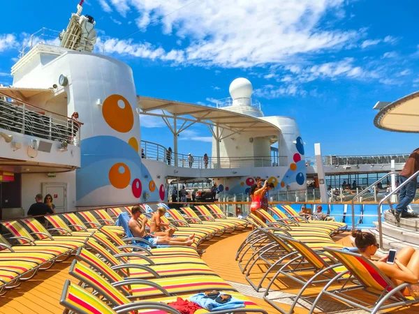 Мыс Канаверал, США - 30 апреля 2018 года: Верхняя палуба с детскими бассейнами на круизном лайнере или корабле Oasis of the Seas by Royal Caribbean — стоковое фото