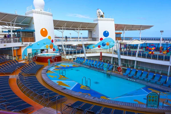 Мыс Канаверал, США - 2 мая 2018 года: Верхняя палуба с детскими бассейнами на круизном лайнере или корабле Oasis of the Seas by Royal Caribbean — стоковое фото