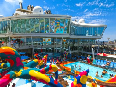 Cape Canaveral, Amerika Birleşik Devletleri - 29 Nisan 2018: Yüzme havuzları cruise liner veya gemi ile üst güverte Oasis Royal Caribbean tarafından denizlerin Cape Canaveral, ABD 29 Nisan 2018 üzerinde demirledi.