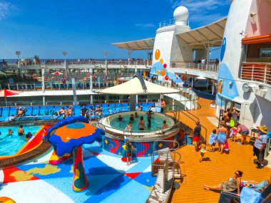 Cape Canaveral, Amerika Birleşik Devletleri - 29 Nisan 2018: Cruise liner ya da gemi Oasis Royal Caribbean tarafından denizlerin yüzme havuzları ile üst güverte