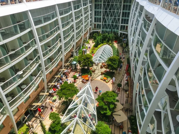 Cape Canaveral, Amerika Birleşik Devletleri - 30 Nisan 2018: Central park cruise liner ya da gemi Royal Caribbean tarafından Seas Oasis adlı