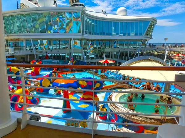 Cape Canaveral, USA - April 29, 2018: The upper deck with swimming pools at cruise liner or ship Oasis of the Seas by Royal Caribbean — Stock Photo, Image