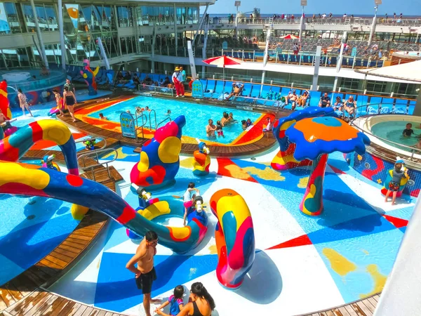 Cape Canaveral, USA - April 29, 2018: The upper deck with swimming pools at cruise liner or ship Oasis of the Seas by Royal Caribbean — Stock Photo, Image