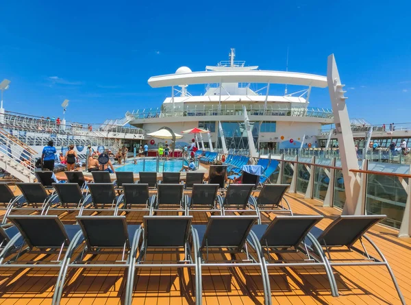 Cabo Cañaveral, EE.UU. - 29 de abril de 2018: La cubierta superior con piscinas en crucero o barco Oasis of the Seas por Royal Caribbean — Foto de Stock