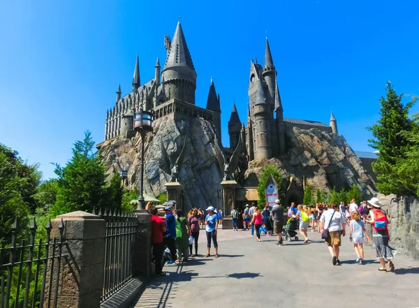 Orlando, Florida, USA - 09 toukokuu 2018: Tylypahkan linna Harry Potterin velhomaailmassa Adventure Island of Universal Studios Orlando . — kuvapankkivalokuva