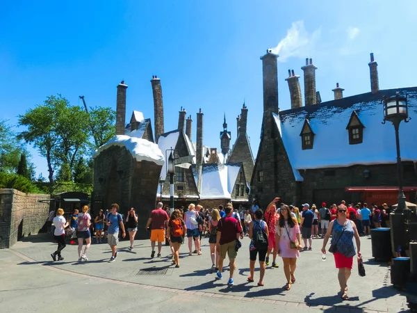 Orlando, Florida, Estados Unidos - 09 de mayo de 2018: La gente va al mundo mágico de Harry Potter — Foto de Stock