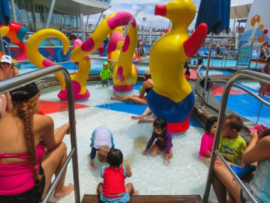 Cape Canaveral, Amerika Birleşik Devletleri - 29 Nisan 2018: Cruise liner ya da gemi Oasis Royal Caribbean tarafından denizlerin yüzme havuzları ile üst güverte