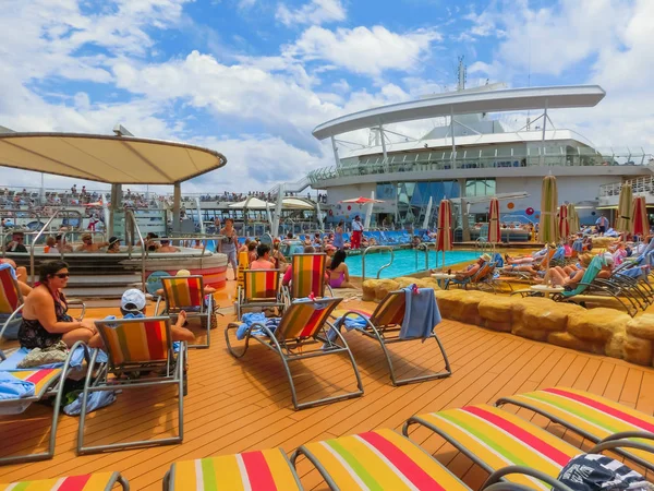 Cabo Cañaveral, EE.UU. - 30 de abril de 2018: La cubierta superior con piscinas infantiles en crucero o barco Oasis of the Seas por Royal Caribbean — Foto de Stock