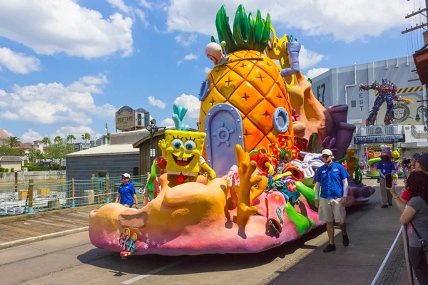 Orlando, usa - 8. Mai 2018: die große Parade mit Performern im Universal Studio Park am 8. Mai 2018. — Stockfoto