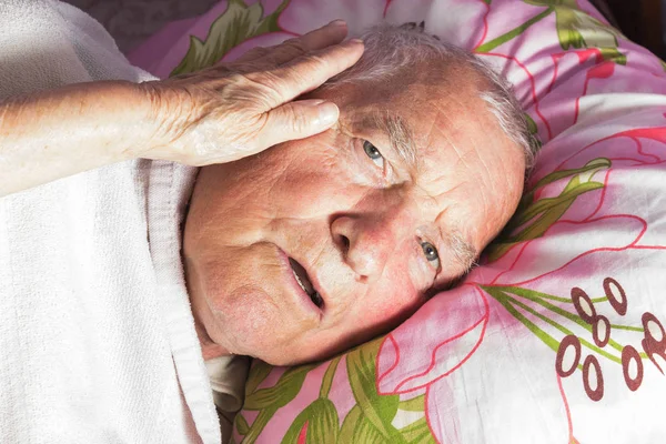 Anziani 80 anni più vecchio in un letto di casa . — Foto Stock