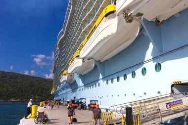 Labadee, Haiti - 01 Mayıs 2018: Royal Caribbean, Seas Oasis Labadee, Haiti'de 1 Mayıs 2018 demirledi. Şimdiye kadar inşa kardeş ikinci büyük yolcu gemisi Allure denizlerin gemi.