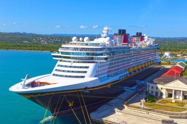 Falmouth, Jamaika - 02 Mayıs 2018: Cruise gemisi Disney Disney Cruise Line fantezisinin Falmouth, Jamaika'da 02 Mayıs 2018 üzerinde demirledi