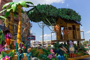 Orlando, Amerika Birleşik Devletleri - 8 Mayıs 2018: insanlar geleneksel büyük resmi geçit performans Universal Studio Park ile 8 Mayıs 2018 üzerinde arıyorum
