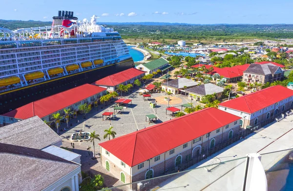ファルマス、ジャマイカ - 2018 年 5 月 2 日: ディズニークルーズ ラインによってディズニー ファンタジーがファルマス、ジャマイカにドッキングされているクルーズ船 — ストック写真