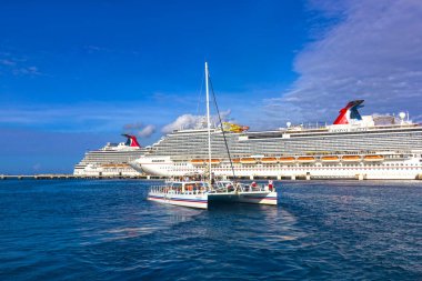 Cozumel, Meksika - 04 Mayıs 2018: Carnival Dream ve Carnival Breeze Cozumel, Meksika için limanda 04 Mayıs 2018 üzerinde yolcu gemisi