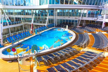 Cape Canaveral, ABD - 04 Mayıs 2018: Cruise liner ya da gemi Oasis Royal Caribbean tarafından denizlerin çocuk yüzme havuzları ile üst güverte