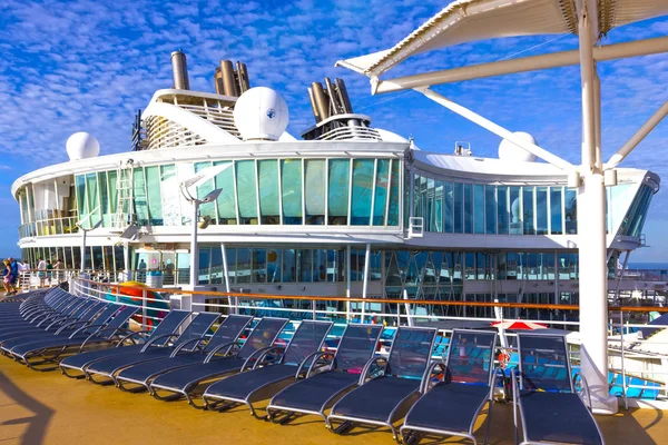 Мыс Канаверал, США - 04 мая 2018 года: Верхняя палуба с детскими бассейнами на круизном лайнере или корабле Oasis of the Seas by Royal Caribbean — стоковое фото