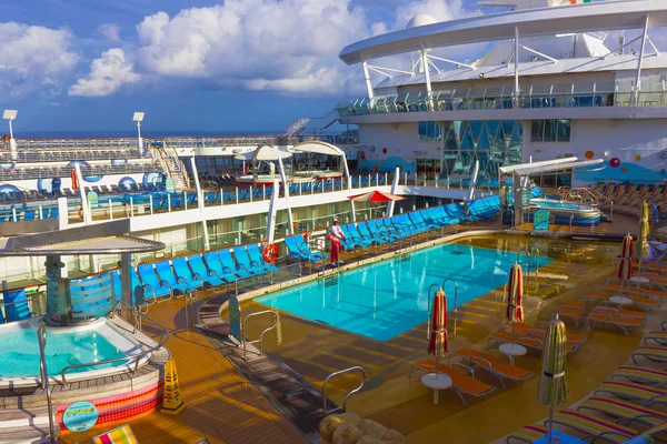 Cape Canaveral, USA - May 04, 2018: The upper deck with childrens swimming pools at cruise liner or ship Oasis of the Seas by Royal Caribbean — Stock Photo, Image