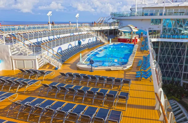 Мыс Канаверал, США - 04 мая 2018 года: Верхняя палуба с детскими бассейнами на круизном лайнере или корабле Oasis of the Seas by Royal Caribbean — стоковое фото