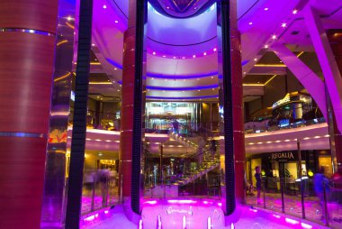 Cape Canaveral, Amerika Birleşik Devletleri - 30 Nisan 2018: Cruise liner Oasis Royal Caribbean tarafından denizlerin yolcularla