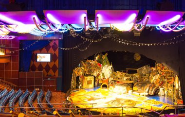 Cape Canaveral, Amerika Birleşik Devletleri - 29 Nisan 2018: Satır cruise liner ya da gemi Seas Oasis tiyatroda sandalye