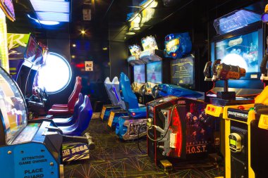Cape Canaveral, Amerika Birleşik Devletleri - 30 Nisan 2018: Çocuk slot makinelerinde bir yolcu gemisi veya cruise liner Oasis Royal Caribbean tarafından denizlerin