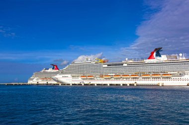Cozumel, Meksika - 04 Mayıs 2018: Carnival Dream ve Carnival Breeze Cozumel, Meksika için limanda 04 Mayıs 2018 üzerinde yolcu gemisi