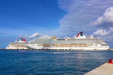 Cozumel, Meksika - 04 Mayıs 2018: Cozumel, Meksika için limanda gemi cruise Carnival Dream ve Carnival Breeze
