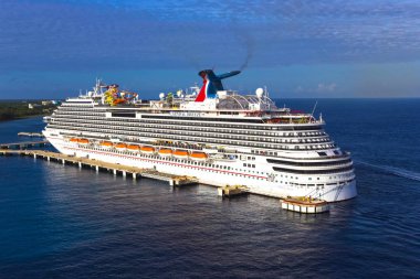 Cozumel, Meksika - 04 Mayıs 2018: Carnival Breeze gemisi limanda Cozumel, Meksika üzerinde 04 Mayıs 2018