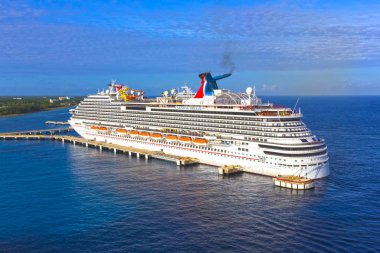 Cozumel, Meksika - 04 Mayıs 2018: Carnival Breeze gemisi Cozumel, Meksika için limanda