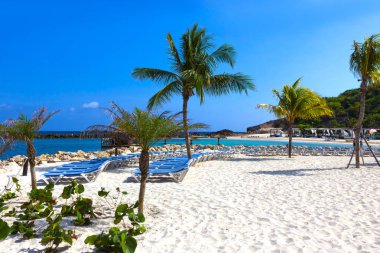 Güneşli bir gün, beyaz kum plaj Haiti Adası Labadee