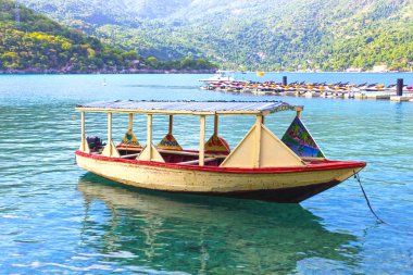 Labadee, Haiti - 01 Mayıs 2018: Haiti balıkçı teknesi: Labadee yakınındaki eski bir balıkçı teknesi