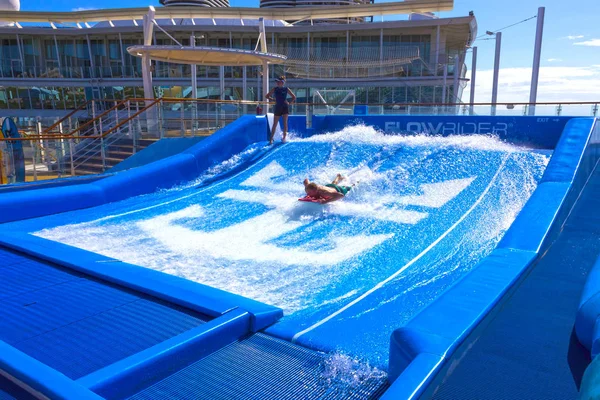 Falmouth, Ямайка - 02 травня 2018: Людина серфінг на Flowrider на борту Оазис морів, Royal Caribbean — стокове фото