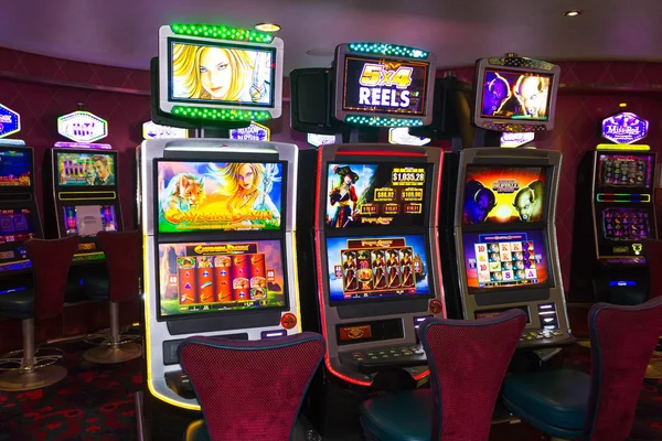 Мыс Канаверал, США - 30 апреля 2018 года: Игровые автоматы в казино на круизном лайнере в Карибском море — стоковое фото