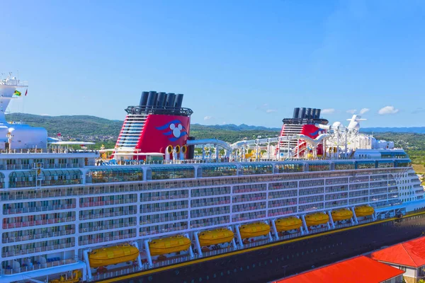 Falmouth, Jamaika - 02 Mayıs 2018: Cruise gemisi Disney Disney Cruise Line fantezisinin Falmouth, Jamaika'da 02 Mayıs 2018 üzerinde demirledi
