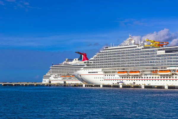 Cozumel, Mexikó - május 04-én 2018-ban: A Carnival álom és a karnevál szellő cruise hajók a kikötőben, Cozumel, Mexikó — Stock Fotó