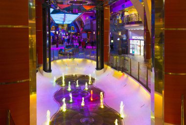 Cape Canaveral, Amerika Birleşik Devletleri - 30 Nisan 2018: Yolcu cruise liner Seas Oasis Royal Caribbean tarafından 30 Nisan 2018 üzerinde olacak. Gemi ile Çeşme interier