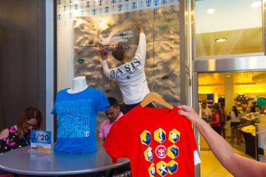 Cape Canaveral, Amerika Birleşik Devletleri - 30 Nisan 2018: 30 Nisan 2018 cruise liner Oasis Royal Caribbean tarafından denizlerin Promenade alışveriş, yolcu. Gemi ile Çeşme interier