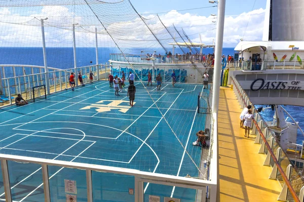 ケープ カナベラル アメリカ合衆国 2018 クルーズ客船や船舶でミニ バスケット ボール裁判所アッパー デッキで遊んで人高貴なカリブの海のオアシスにドッキングされているケープ カナベラル — ストック写真