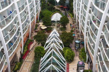 Cape Canaveral, ABD - 05 Mayıs 2018: Central park cruise liner ya da gemi Royal Caribbean tarafından Seas Oasis adlı