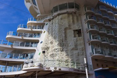 Cape Canaveral, Amerika Birleşik Devletleri - 29 Nisan 2018: Cruise liner ya da gemi, tırmanma duvarı Oasis Royal Caribbean tarafından denizlerin Cape Canaveral, ABD 29 Nisan 2018 üzerinde demirledi.