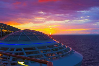 Lüks Cruise gemi güverte, deniz, gökyüzü günbatımı