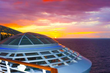 Lüks Cruise gemi güverte, deniz, gökyüzü günbatımı