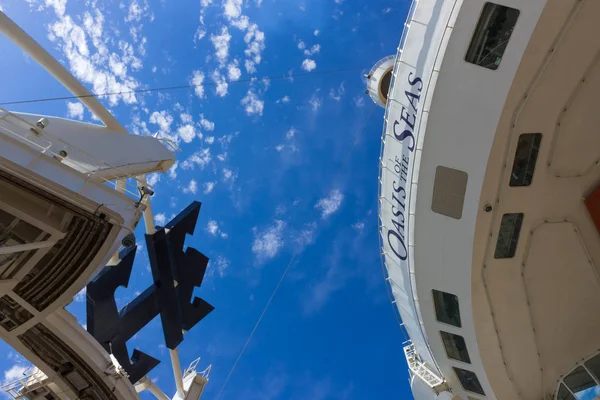 Cape Canaveral, Verenigde Staten - April 29, 2018: The Aqua Theater amfitheater op cruise liner of schip Oasis of the Seas van Royal Caribbean — Stockfoto