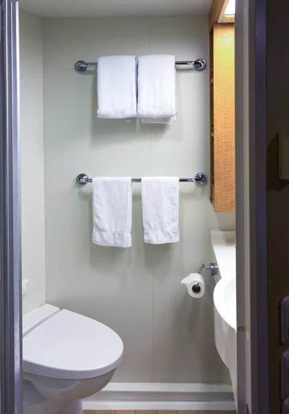 浴室配有淋浴房 在游船上上厕所 内部机舱内 — 图库照片