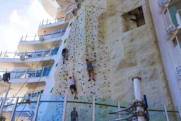 Cape Canaveral, États-Unis - 06 mai 2018 : Le mur d'escalade du paquebot de croisière Oasis of the Seas by Royal Caribbean — Photo