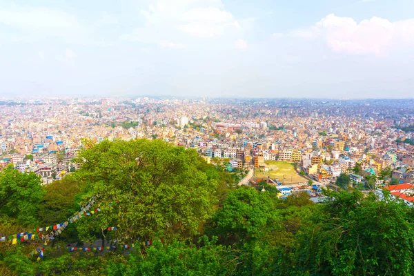 Panorama vista sobre a cidade de Katmandu do complexo do templo Swayambhunath, Nepal . — Fotografia de Stock