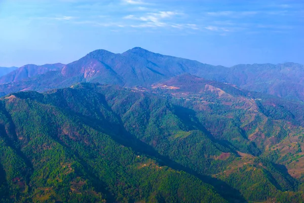 美丽的山景观与绿草 喜马拉雅山脉 — 图库照片