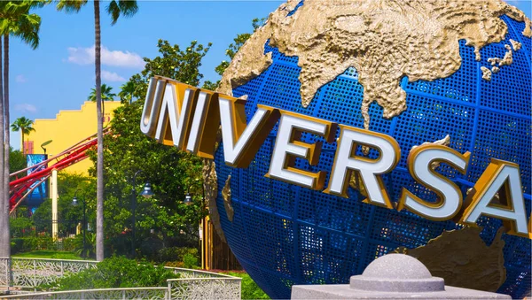 Orlando, Estados Unidos - 9 de mayo de 2018: El gran globo giratorio del logotipo Universal el 9 de mayo de 2018 . — Foto de Stock